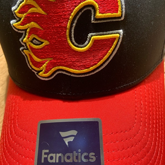New Calgary Flames collectable “C of Red” Hat. L-XL - Picture 3 of 8